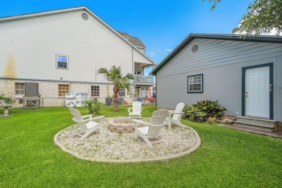 Cozy home close to Kemah Boardwalk with game room House in Kemah