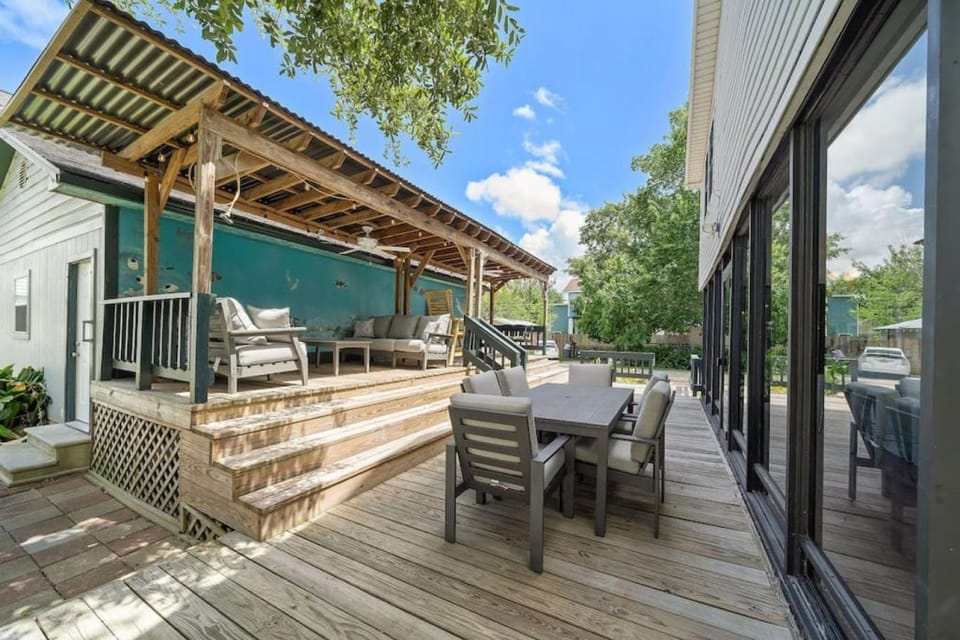 Cozy home close to Kemah Boardwalk with game room House in Kemah