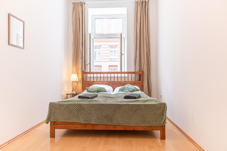 Property building, Bed, Bedroom