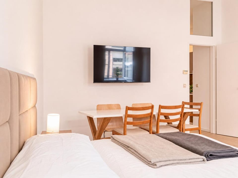 Property building, Bed, TV and multimedia, Seating area, Dining area, Bedroom