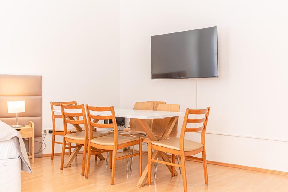 TV and multimedia, Seating area, Dining area