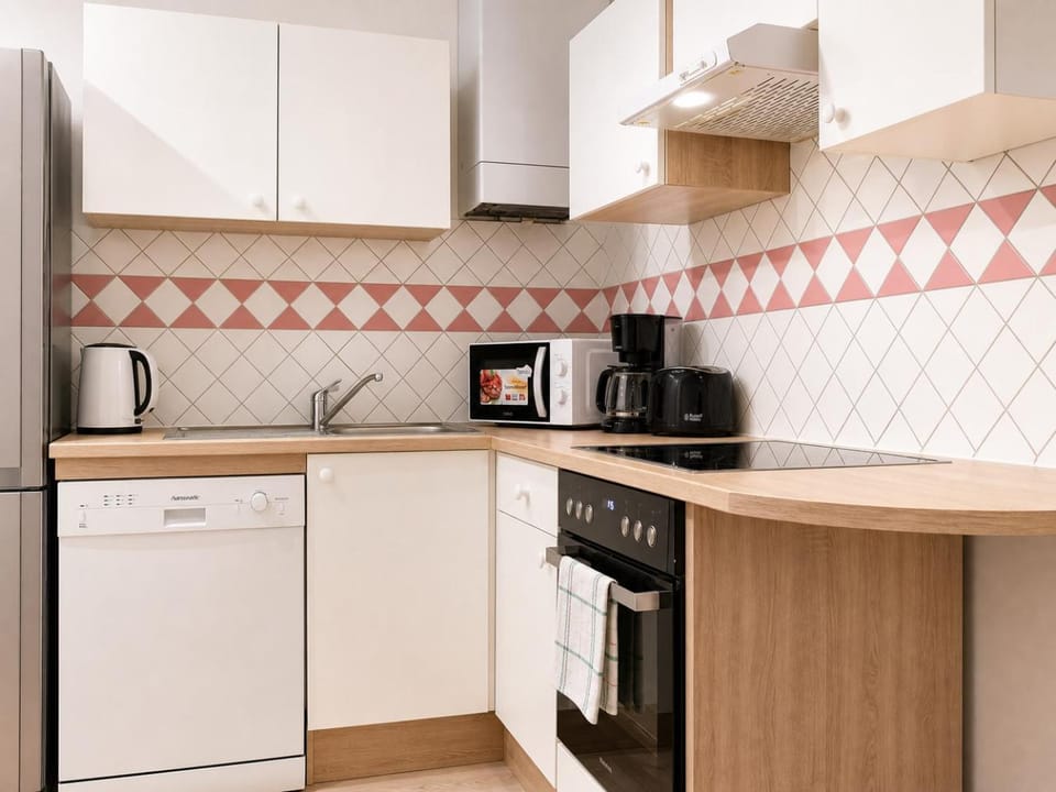 Coffee/tea facilities, Kitchen or kitchenette, oven, stove