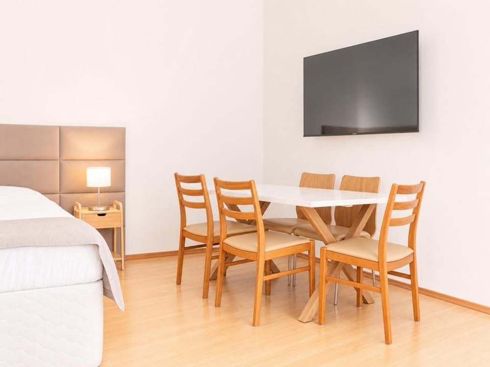 Bed, TV and multimedia, Photo of the whole room, Seating area, Dining area, Bedroom