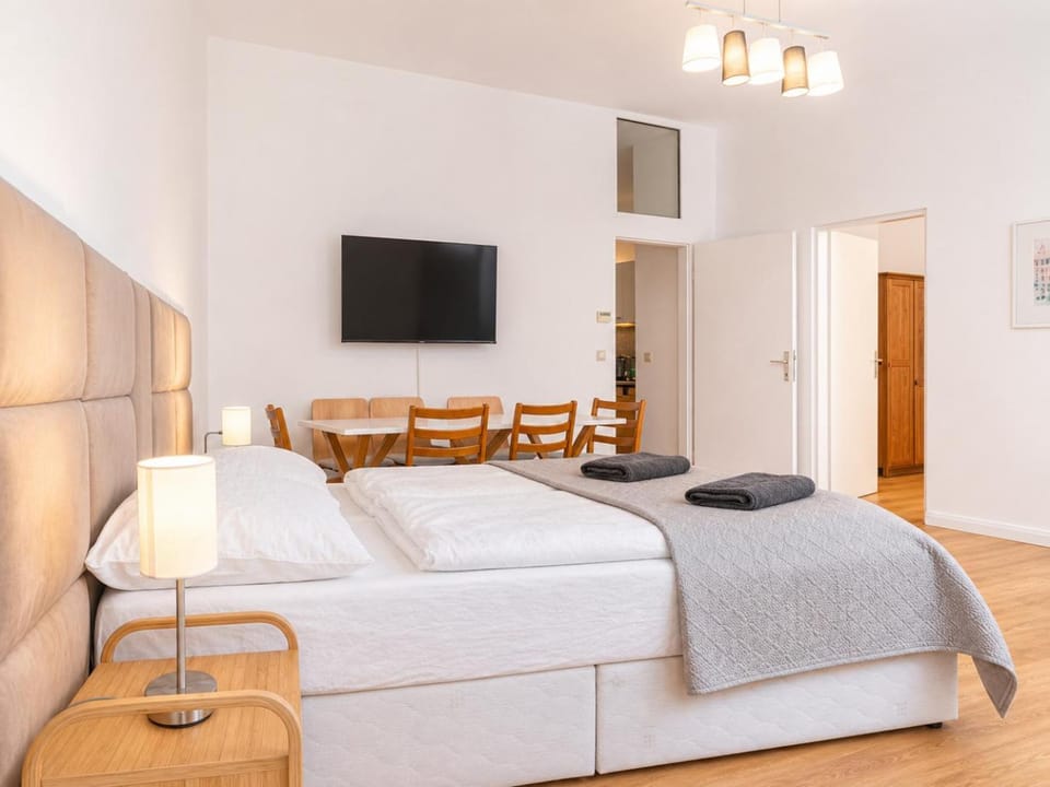 Bed, TV and multimedia, Seating area, Bedroom