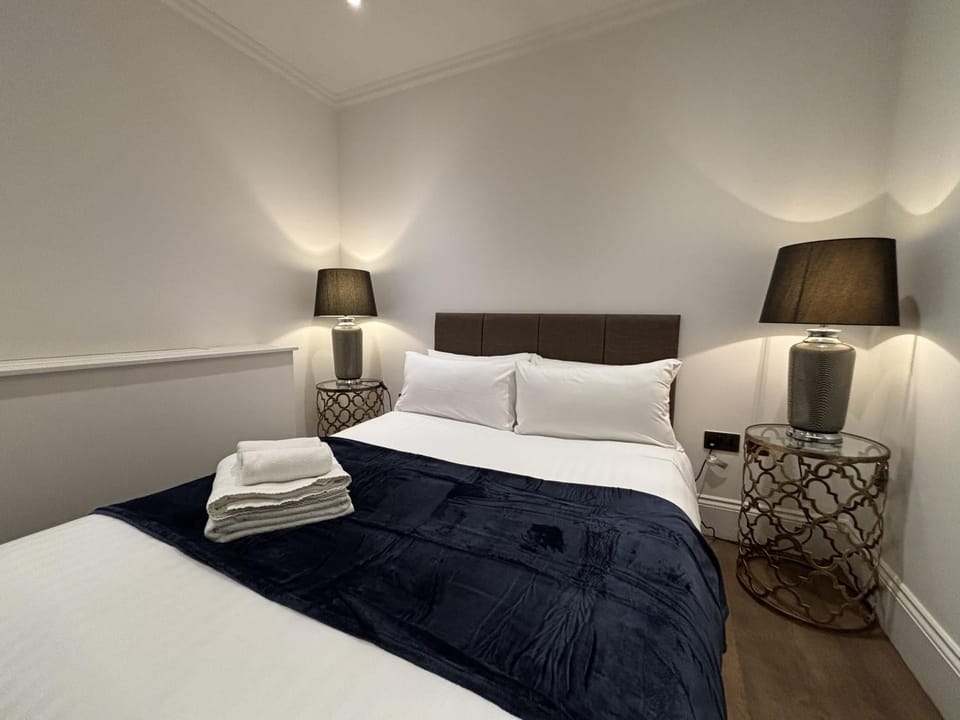 Bed, Photo of the whole room, Bedroom, towels