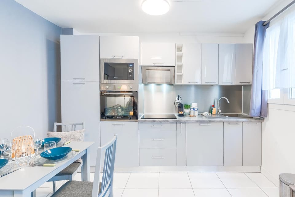 Kitchen or kitchenette, Dining area, stove