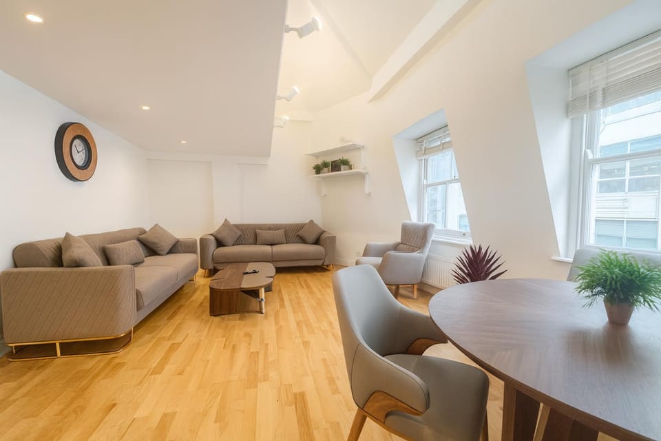 Spacious 2 bedroom apartment in Soho no lift 11WD Apartment in City of Westminster