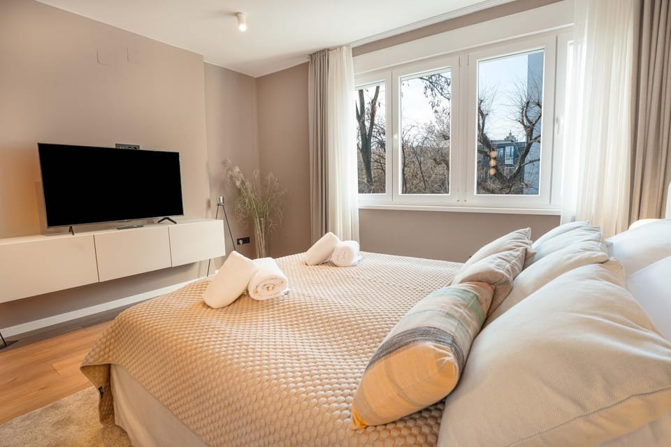 Bed, TV and multimedia, Evening entertainment, Bedroom