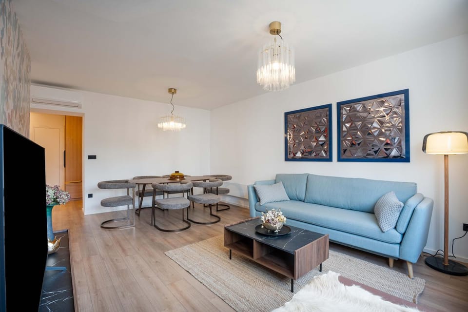 TV and multimedia, Living room, Seating area, Dining area