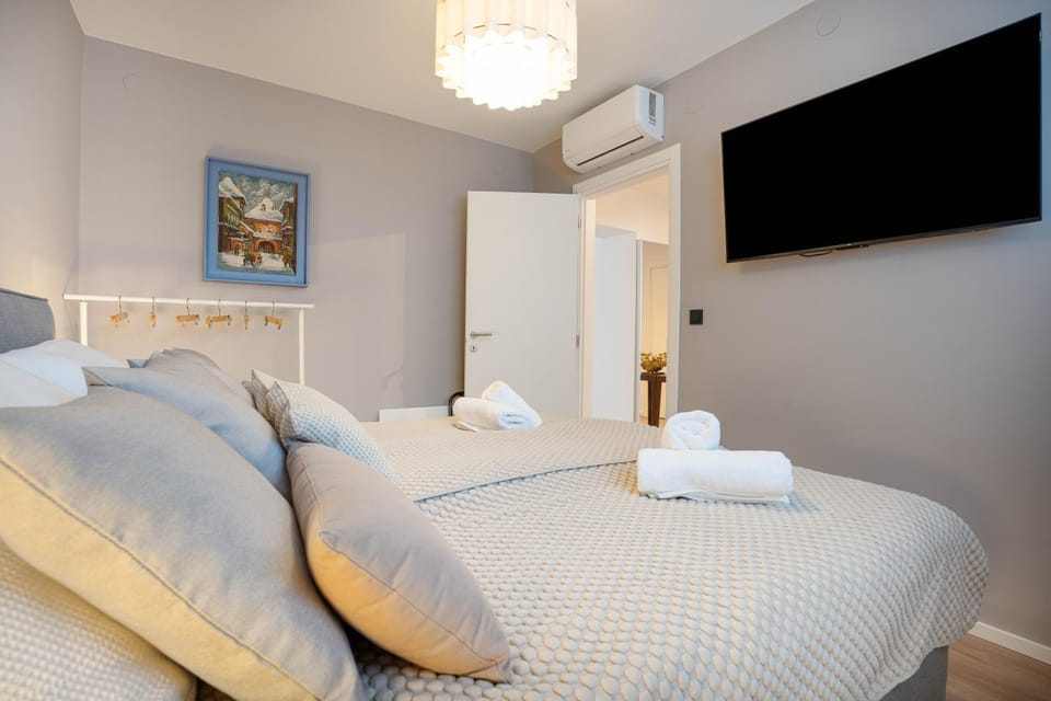 Bed, TV and multimedia, Photo of the whole room, Bedroom, towels, air conditioner