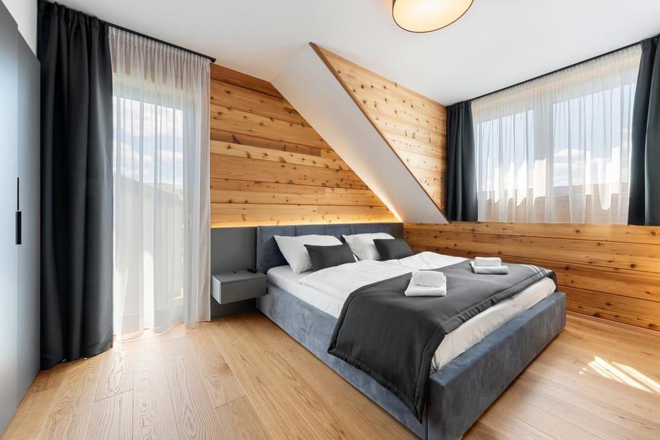Bed, Bedroom, towels