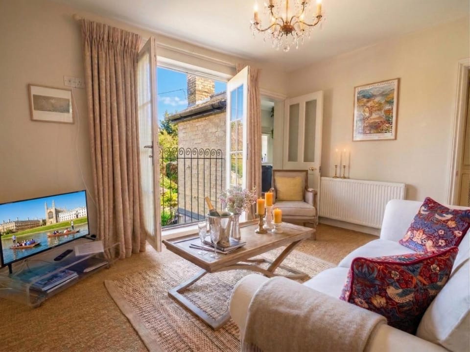 Stylish Boutique 'Duke' Suite In Historic Centre Apartment in Cambridge