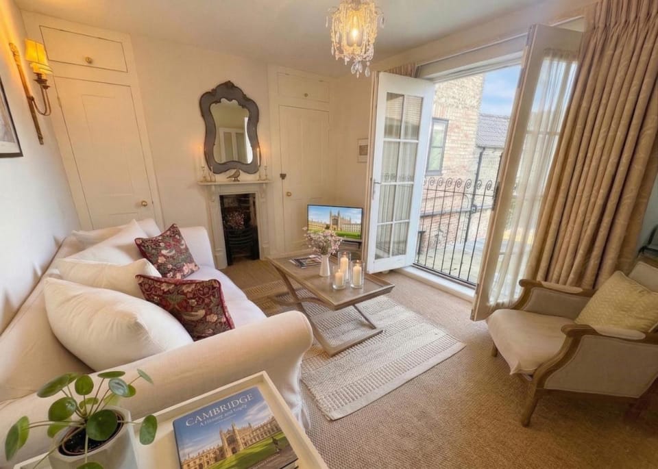 Stylish Boutique 'Duke' Suite In Historic Centre Apartment in Cambridge