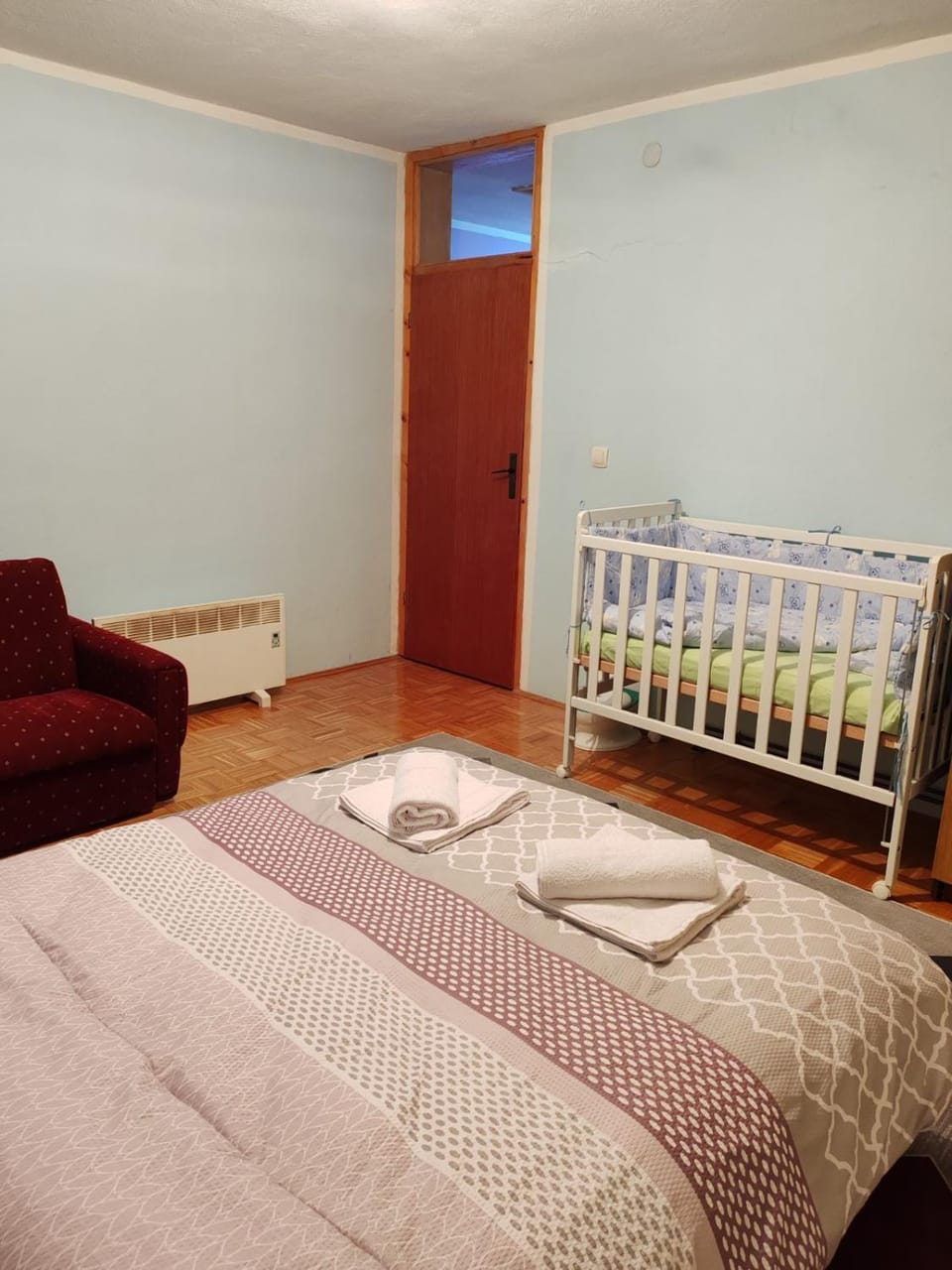 Bedroom, cot