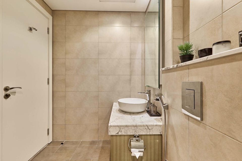 Luxury 2BR with Skyline Views Prime Business Bay Location Apartment in Dubai