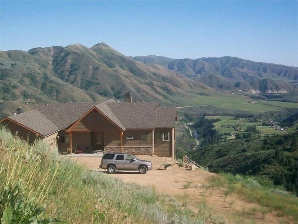 Property building, Day, Neighbourhood, Natural landscape, Mountain view, Parking