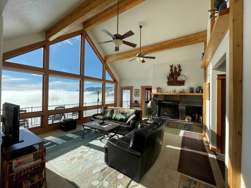 Natural landscape, TV and multimedia, Living room, Seating area, Mountain view, fireplace