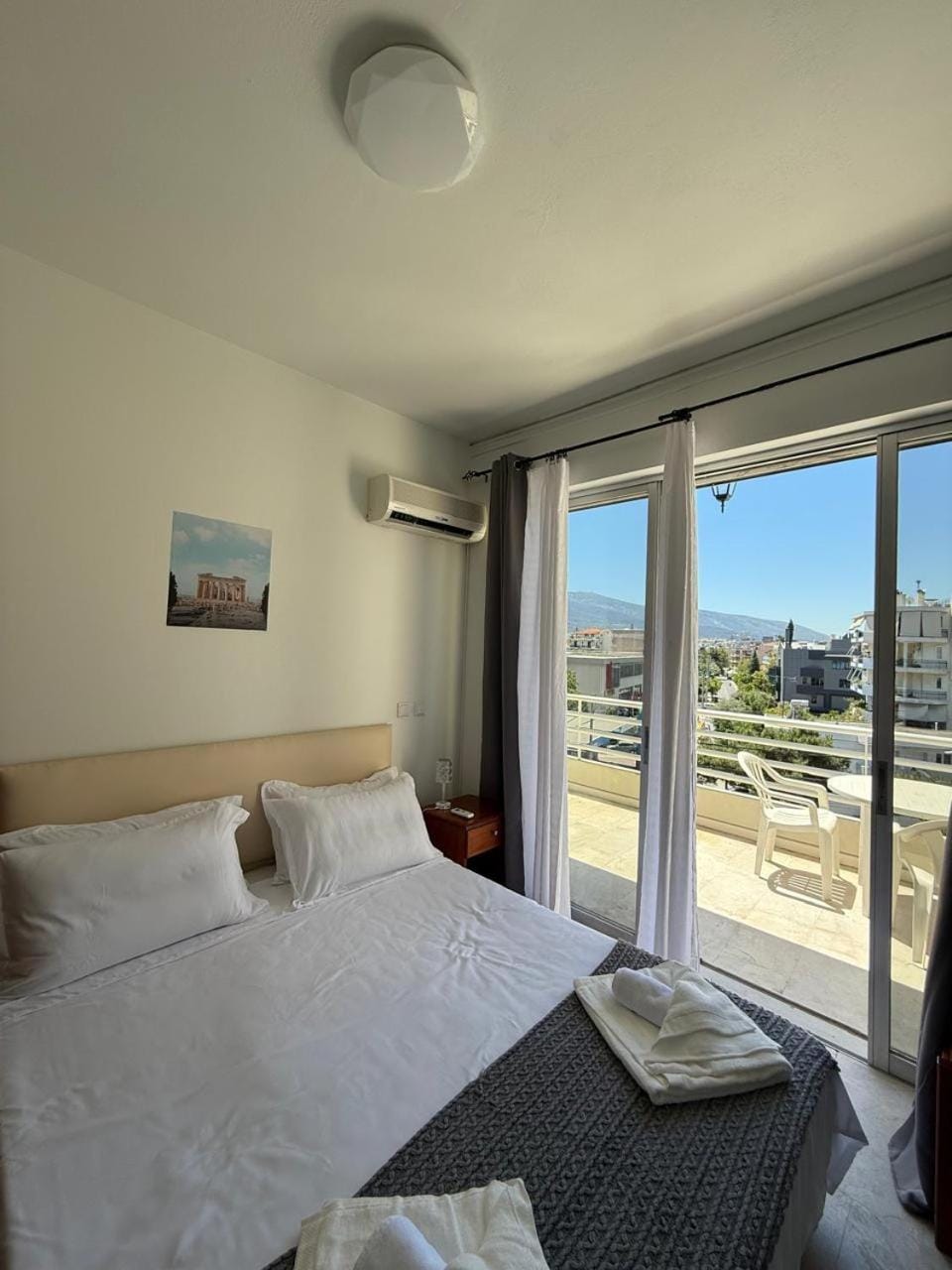 Bed, View (from property/room), Balcony/Terrace, Photo of the whole room, Mountain view, towels, air conditioner
