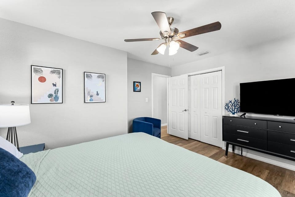 Bed, Photo of the whole room, Bedroom