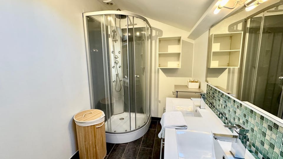 Shower, Bathroom, towels
