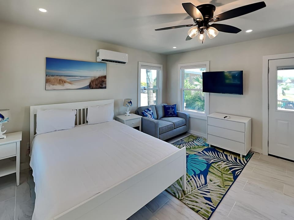 Bed, TV and multimedia, Seating area, Bedroom, air conditioner