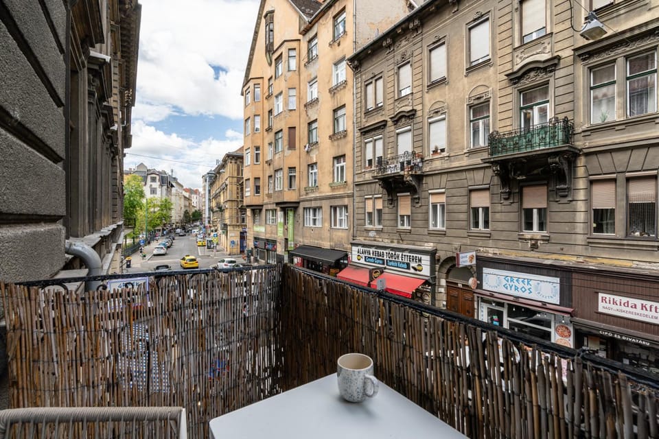 Property building, Day, Neighbourhood, Balcony/Terrace, City view, Street view, Location