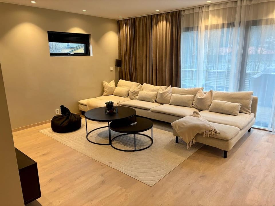 Spacious, central 3 BR house with parking Apartment in Bergen