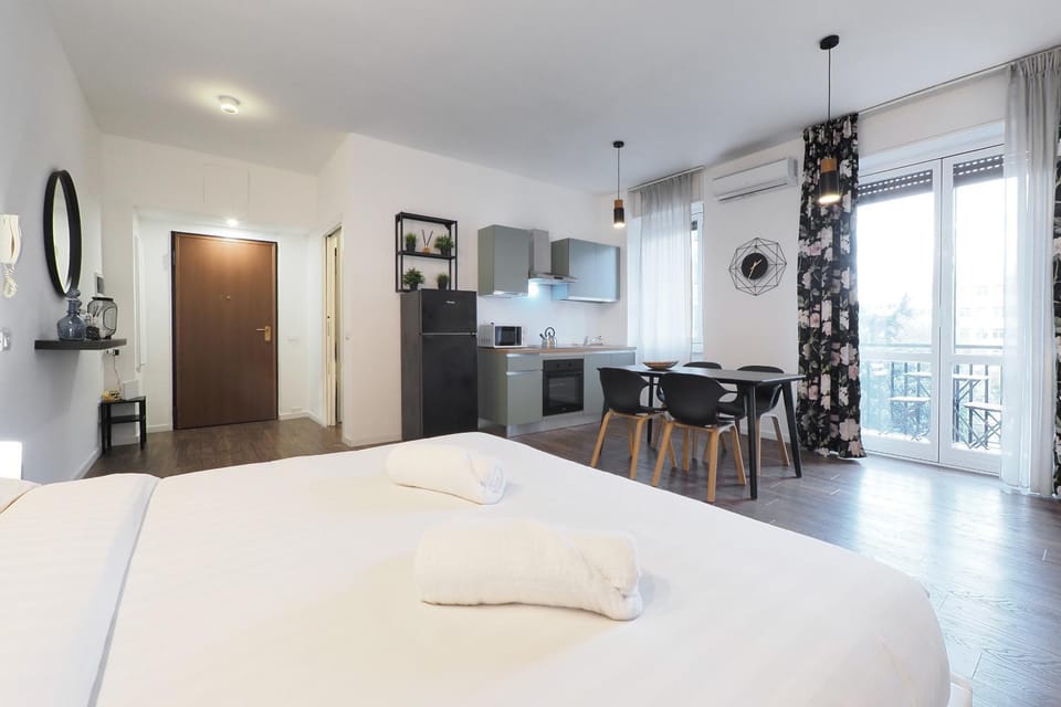 Bed, Photo of the whole room, Dining area, stove