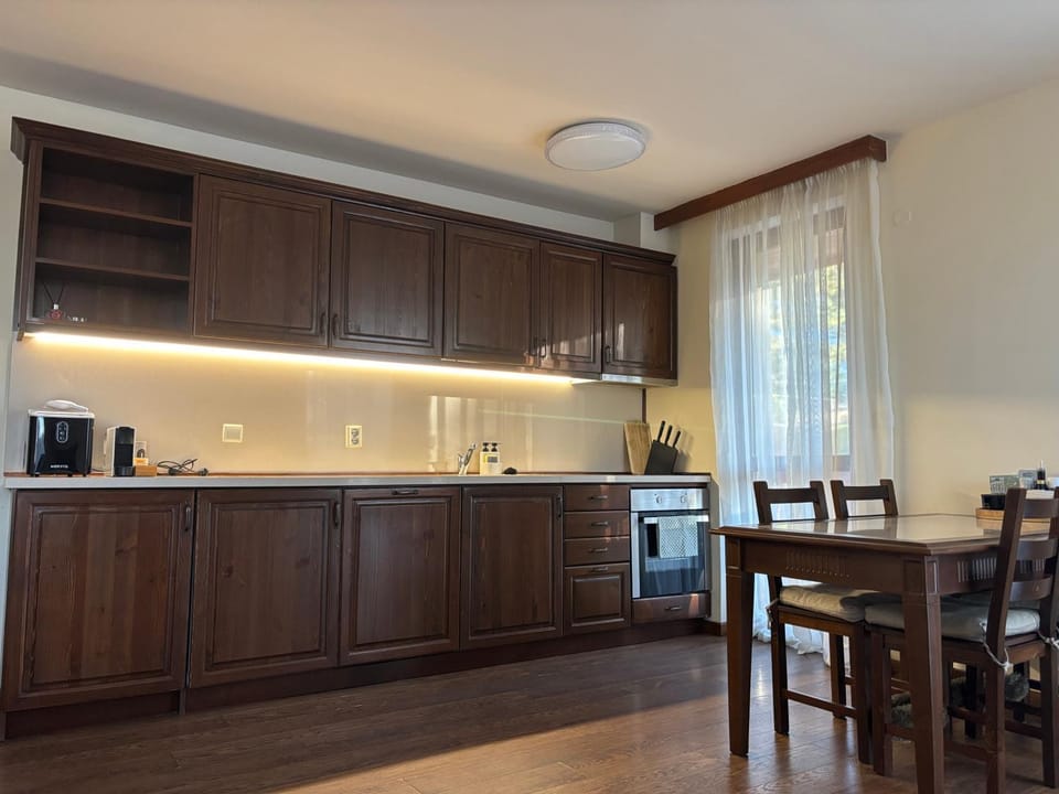 Kitchen or kitchenette, dishwasher