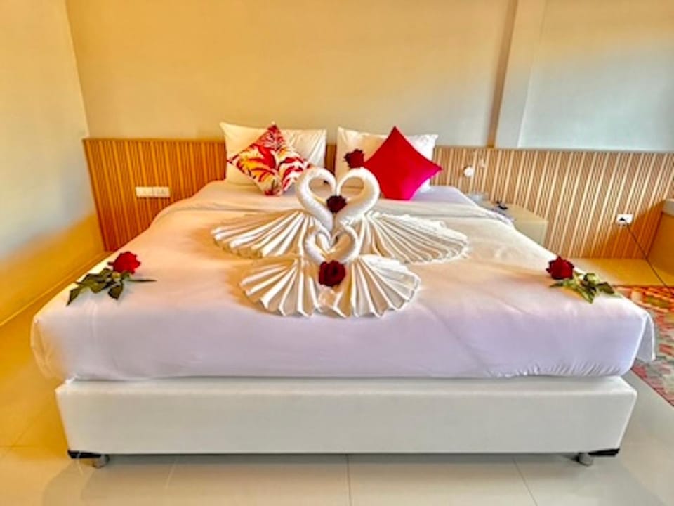 Bed, Photo of the whole room, Bedroom, towels