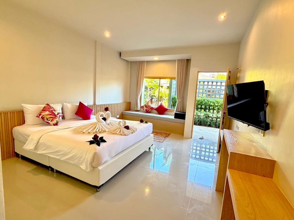 Bed, TV and multimedia, Photo of the whole room, Seating area, Bedroom