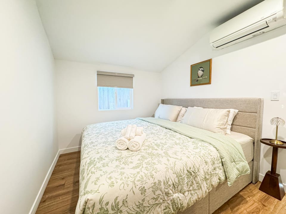 Bed, Photo of the whole room, Bedroom, air conditioner