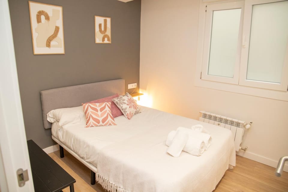 Bed, Photo of the whole room, Bedroom, internet, towels