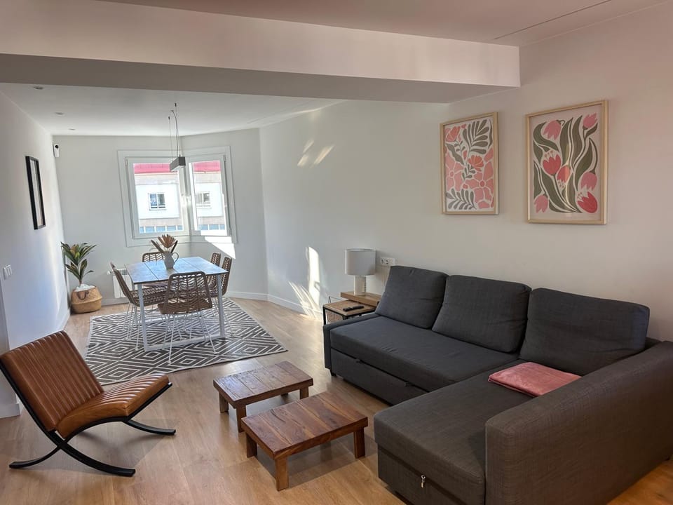 TV and multimedia, Living room, Seating area, Dining area