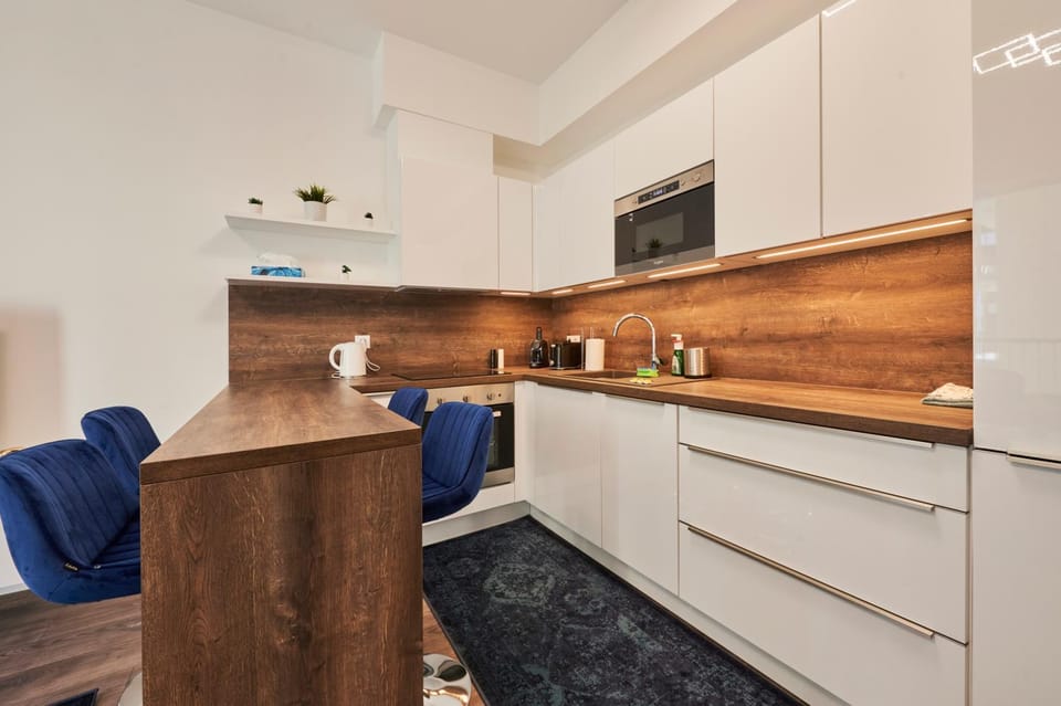 Kitchen or kitchenette, Dining area, oven