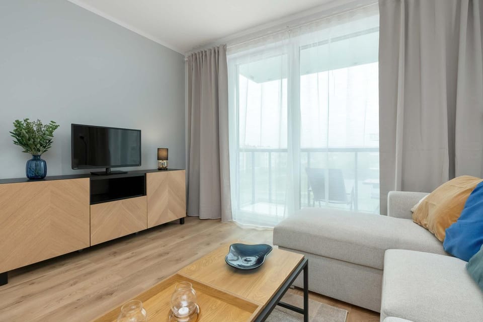 TV and multimedia, Living room, Seating area, Evening entertainment