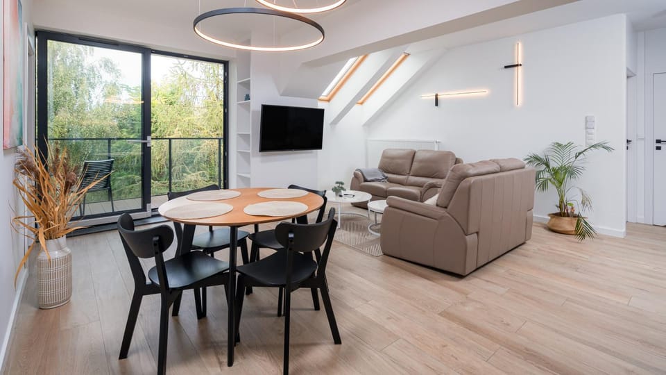 TV and multimedia, Living room, Seating area, Dining area