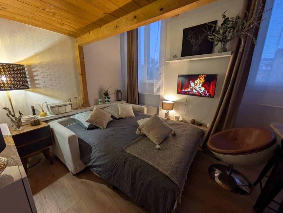 Bed, Living room