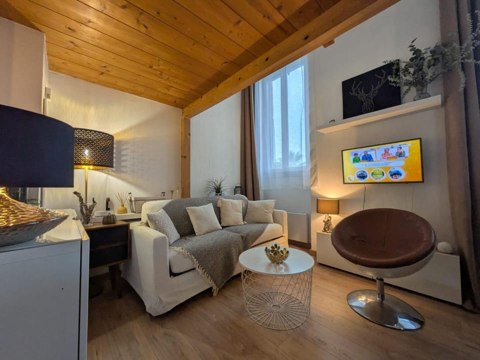 Communal lounge/ TV room, Living room, Seating area