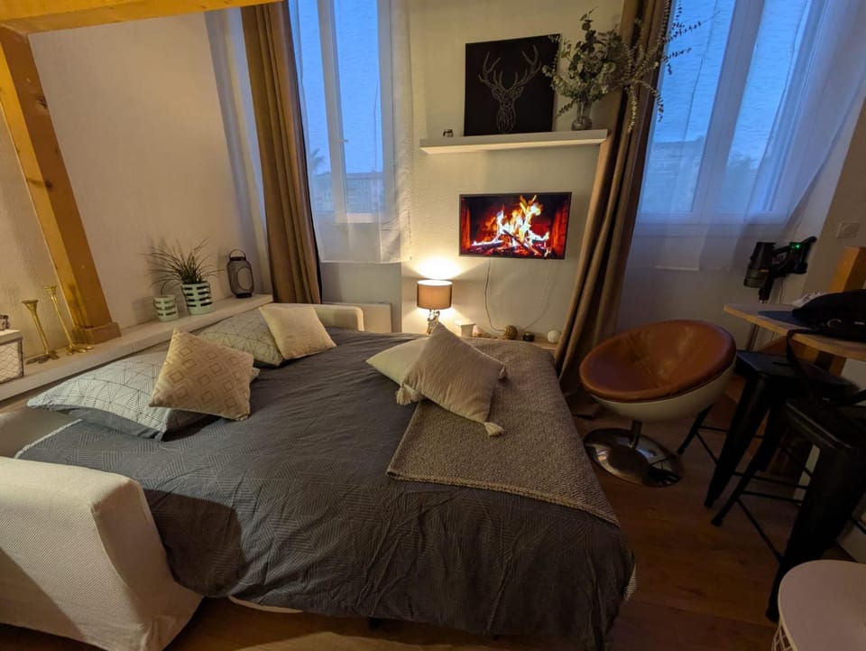 Bed, Living room