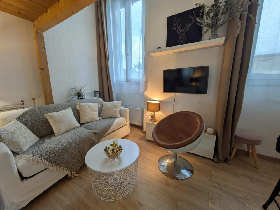 Communal lounge/ TV room, Living room, Seating area
