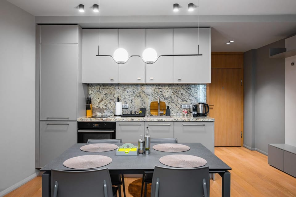Kitchen or kitchenette, Dining area