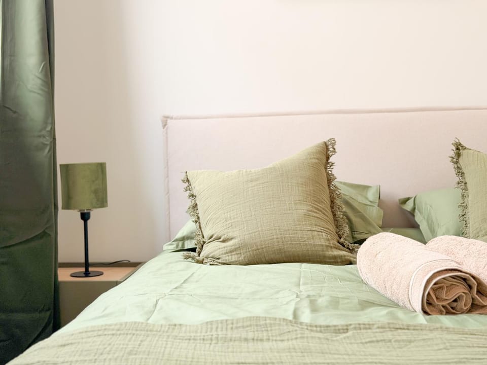 Bed, Photo of the whole room, Bedroom, towels