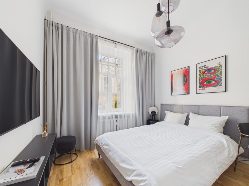 Bed, TV and multimedia, Photo of the whole room, Bedroom