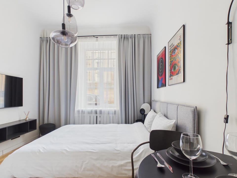 Bed, TV and multimedia, Photo of the whole room, Bedroom