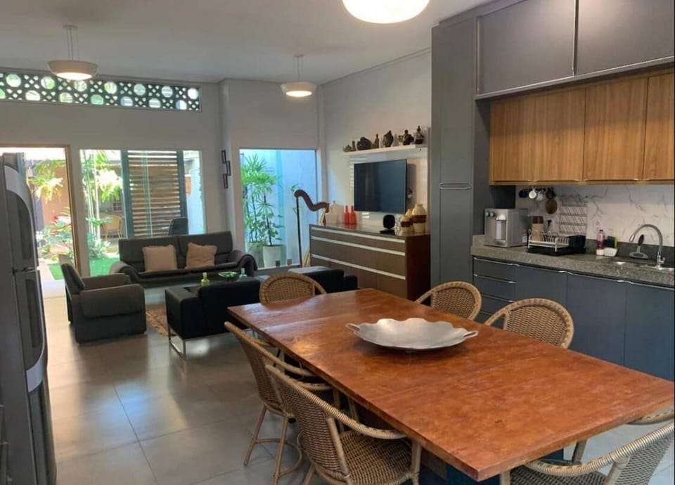 Kitchen or kitchenette, Seating area, Dining area