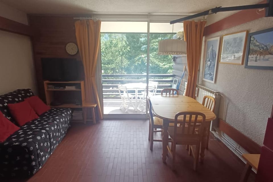 Bright studio with balcony and mountain view Apartment in Saint-Chaffrey