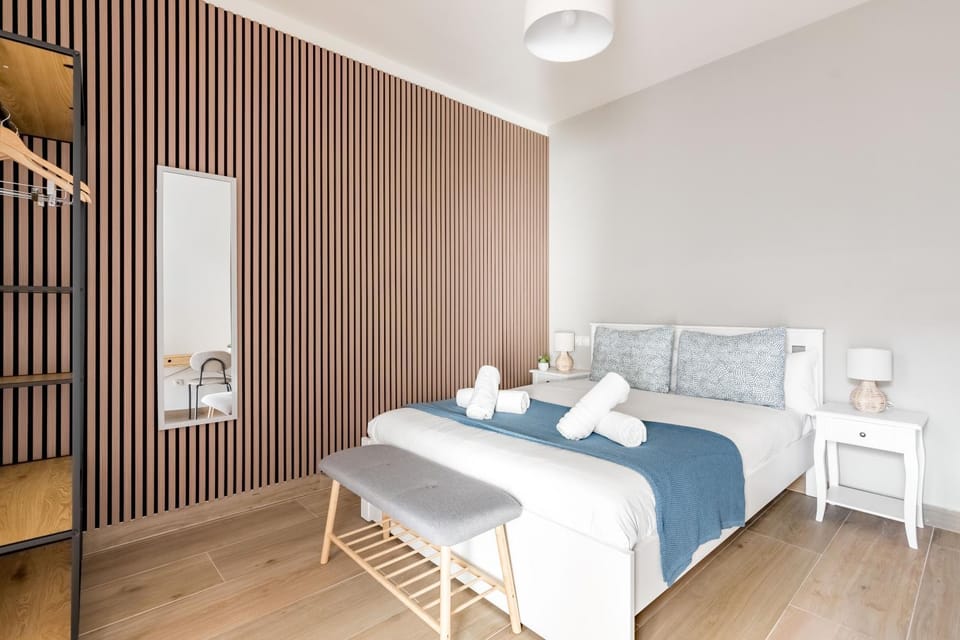 Bed, Photo of the whole room, Bedroom, towels