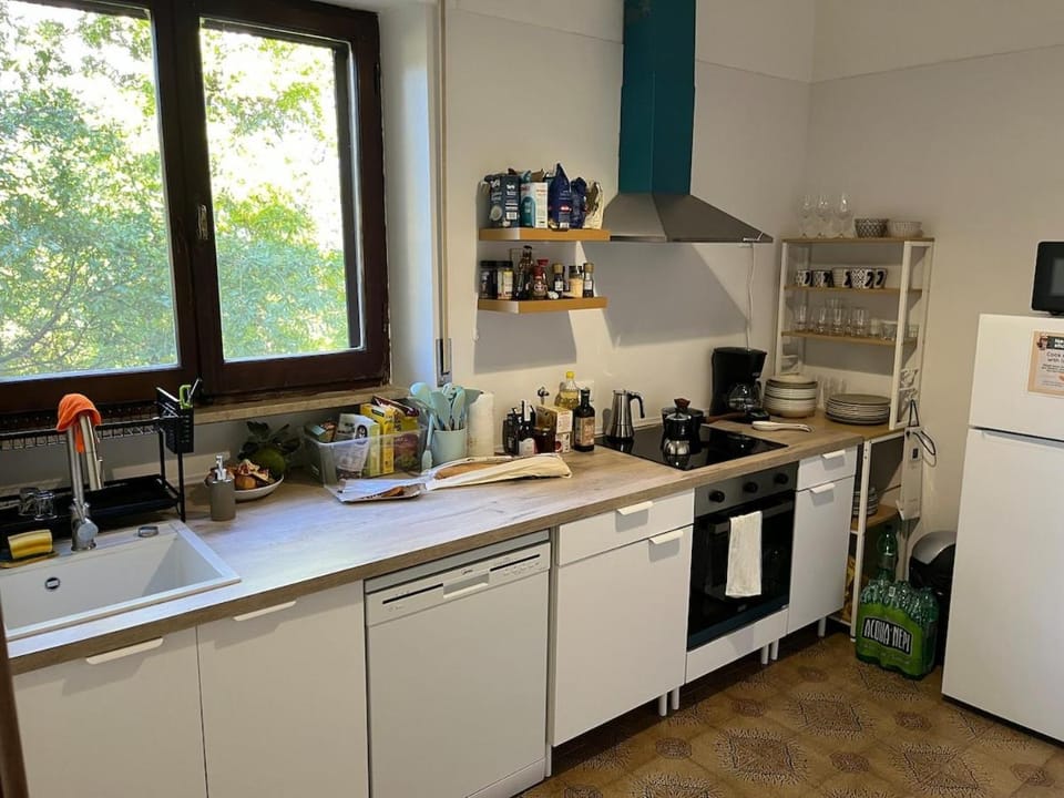 Coffee/tea facilities, Kitchen or kitchenette, dishwasher, oven, stove, toaster
