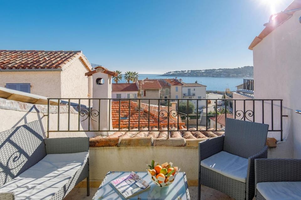 Natural landscape, View (from property/room), Balcony/Terrace, Seating area, Sea view